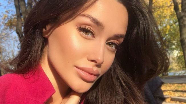 Model Rusia Ini Malah Ogah Dibilang Mirip Angelina Jolie