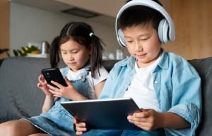 Waspada, Screen Time Berlebihan Bisa Sebabkan Mata Kering Pada Anak