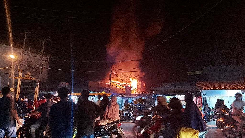 Bangunan Dua Lantai di Jalan Sederhana Tembilahan Hangus Terbakar