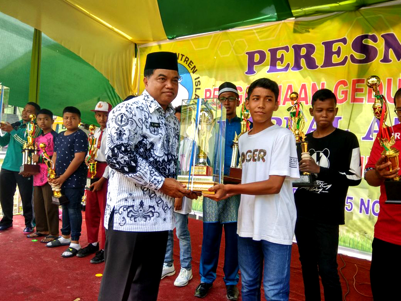 Siswa-siswa SMP IT Madani Berikan Kado Spesial Juara I Walikota Cup di Hari Guru