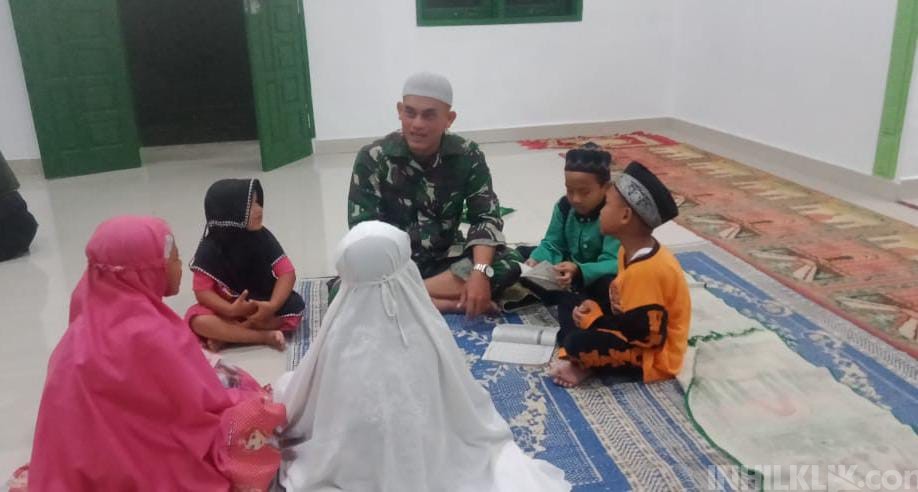 Disela-sela Kegiatan Sasaran Fisik, Satgas TMMD Kodim 0204/DS Sempatkan Mengajar Ngaji