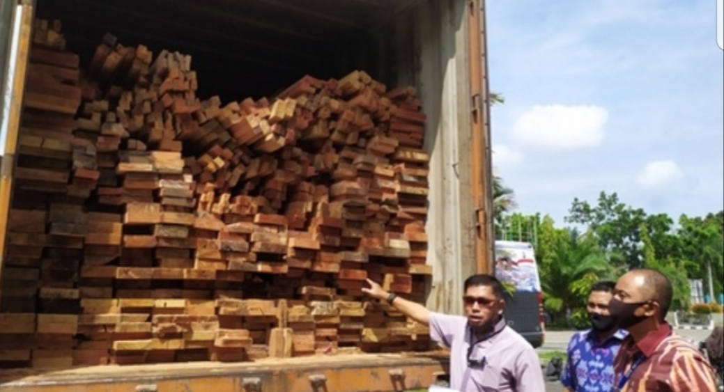 Polda Riau Amankan Truk Kontainer Angkut 30 Kubik Kayu Olahan