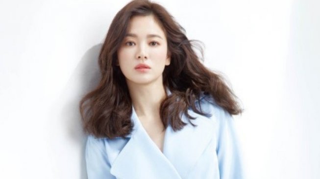 Song Hye Kyo Bikin Warganet Nyinyir Karena Nekat Kenakan Gaun Seksi Berpotongan Berani