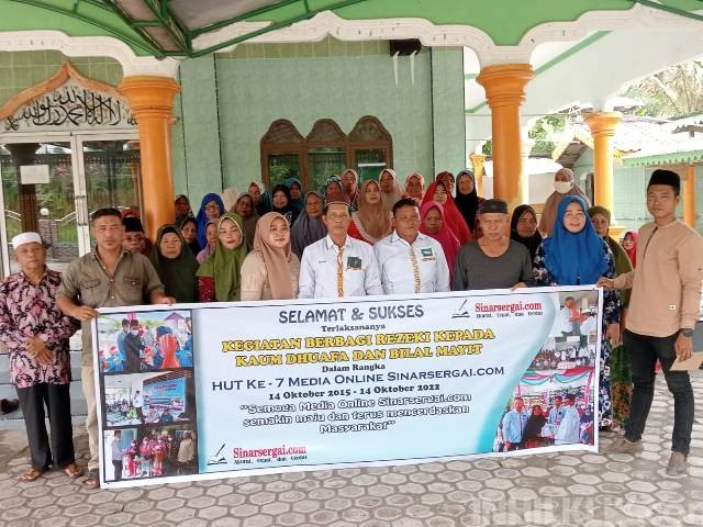 Puluhan Kaum Dhuafa Terima Bantuan Beras, Ustad Burhanuddin: Terimakasih Masih Ada Yang Peduli