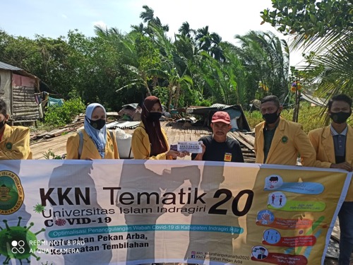 Home › Hikmah › Inhil Peduli Korban Puting Beliung, Mahasiswa KKN Unisi di Pekan Arba Serahkan Bantuan