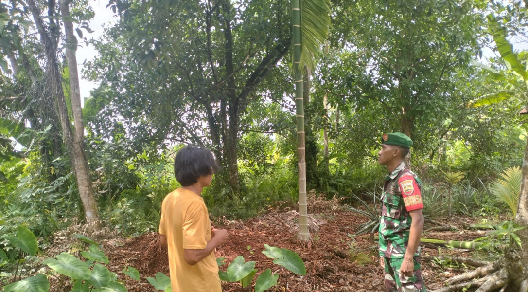 Babinsa Patroli Karhutla Bersama Masyarakat Desa Sumber Makmur Jaya