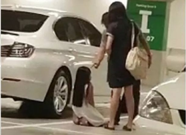 Lakukan ini, Gadis Kecil Ini Ditampar dan Dibuat Berlutut