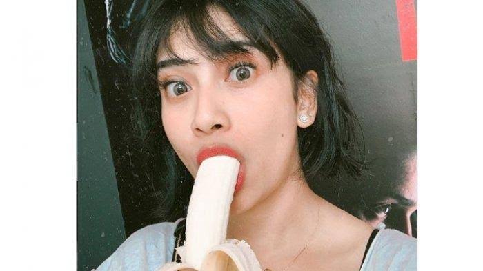 Makan Pisang di Depan Kamera, Vanessa Angel Bikin Suami Nggak Kuat?
