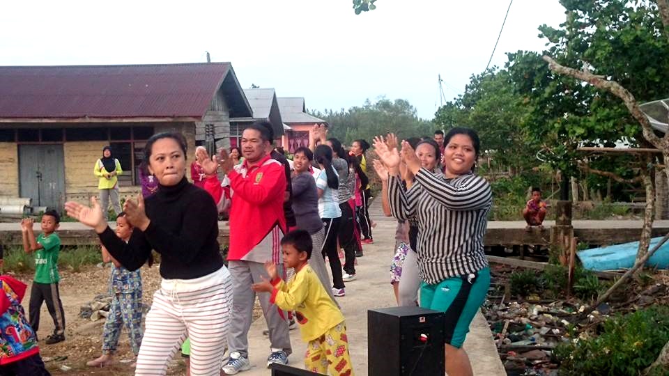 Warga Tanjung Lajau Senam Sehat Bersama Kepala Desa