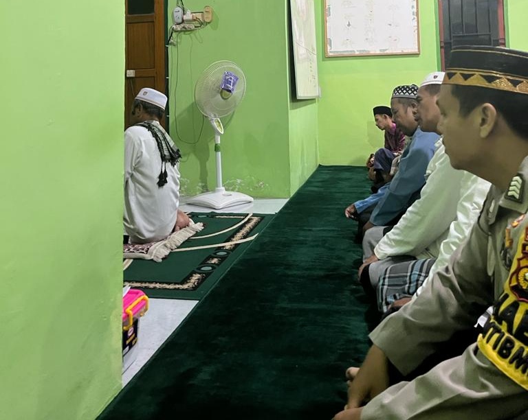 Bripka Rusdin Ikuti Subuh Berjama'ah dan Sampaikan Cooling System di Wilkum Polsek Tembilahan Hulu