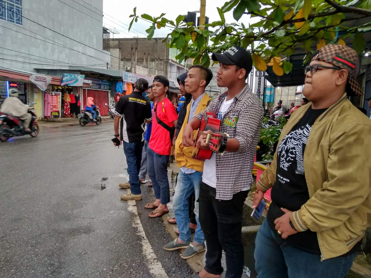 Bantu Musibah Kebakaran, Mahasiswa UNISI Tembilahan Ngamen