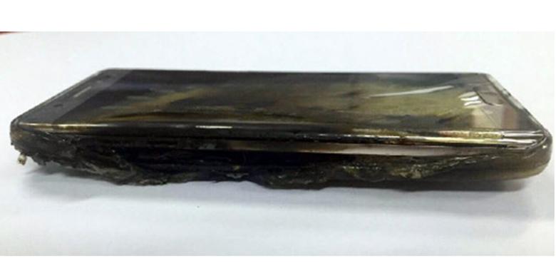 Gunakan Handphone di Pesawat, Muka da Tangan Wanita Ini Terbakar