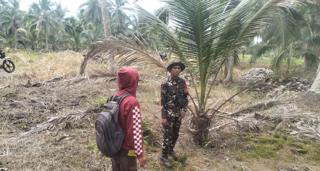 Babinsa Pratu Noah Patroli Karhutla Bersama Warga Hibrida Jaya