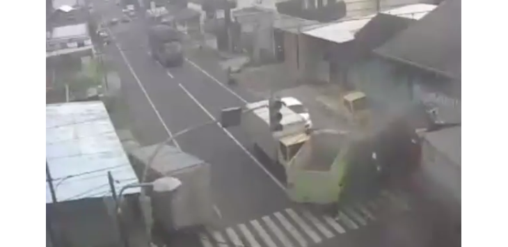 3 Tewas, Ini Video CCTV Detik-detik Truk Rem Blong Tabrak Minibis Hingga Motor