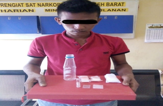 Sedang Asik Menikmati Sabu, Pemuda Ini Kedatangan Tamu Sat Res Narkoba ke Rumah