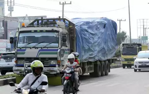10 Kendaraan Bertonase Berat Ditilang di SM Amin Pekanbaru