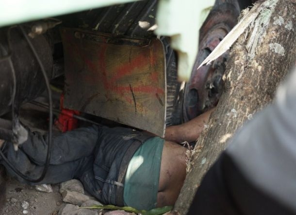 Lupa Pasang Rem Tangan, Firman Dilindas Kendaraannya Sendiri