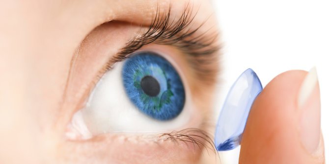 Pria ini Buta Gara-gara Pakai Lensa Kontak Saat Mandi