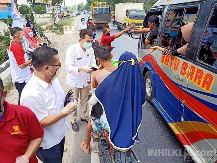 dr Riski Ramadhan Hasibuan Turun Langsung Bagikan Masker kepada Masyarakat