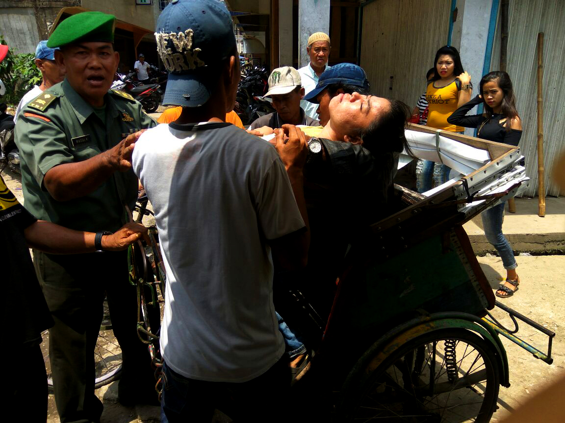 Kelelahan, Seorang Ibu Hamil Pingsan Di Pelabuhan Masjid Al-Huda