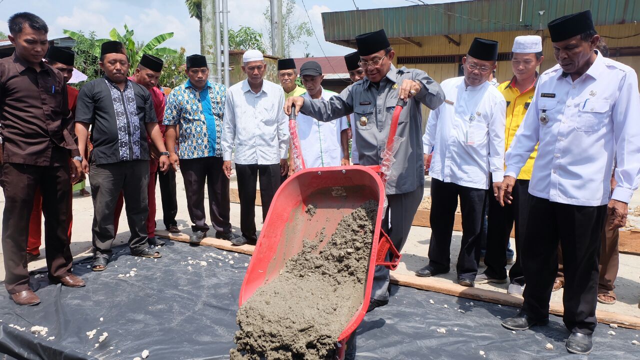 Bupati Inhil Lakukan Pencurahan Cor Pertama Jalan Rabat Beton Desa Pebenaan, Keritang