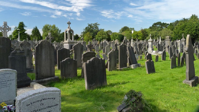 Wanita Ini Menikah Sendiri di Makam Sang Calon
