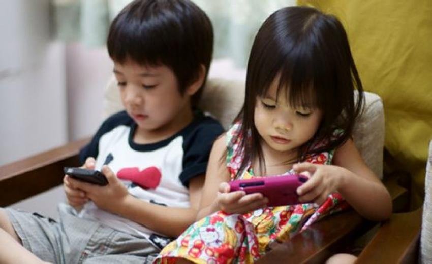 Memberikan Smartphone pada Anak Setara dengan Sodoran 1 Gram Kokain