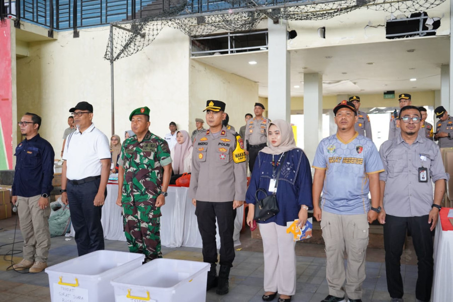 Pemkab Inhil Tinjau Proses Sortir dan Pelipatan Surat Suara