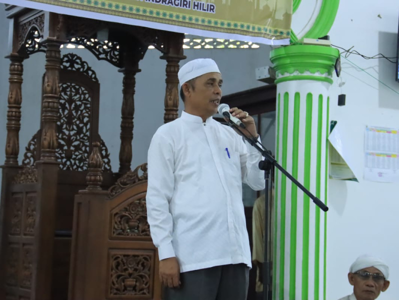 Pj Bupati Inhil Herman Awali Safari Ramadhan Dengan Penyerahan Alquran