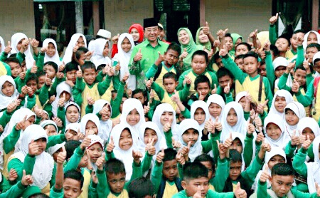 Siswa MI Sa'adah Tembilahan Mendapat Kunjungan dari Bupati Inhil Beserta istri