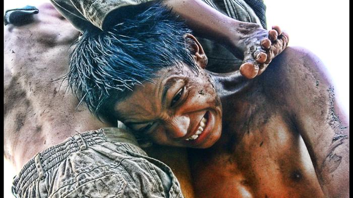 Sejarah Pahit Asal Mula Lomba Panjat Pinang dan Balap Karung