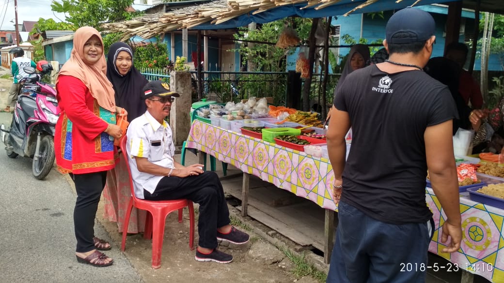 Sore Ini, Kabag Humas Pemkab Inhil Bagi-Bagi 350 Takjil