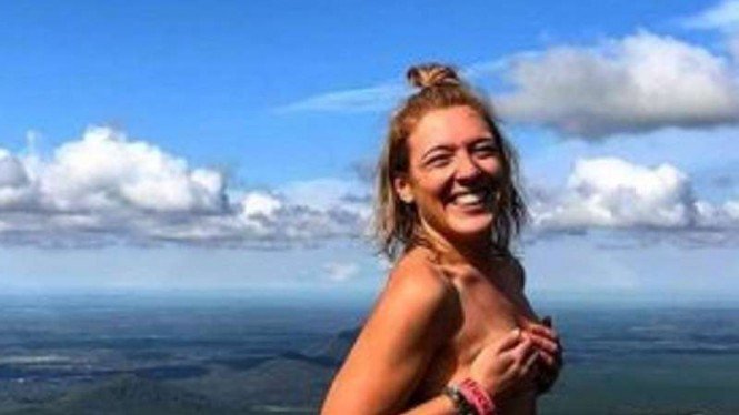 WEW!!! Sembuhkan Luka Patah Hati, Wanita Ini Bugil di Gunung