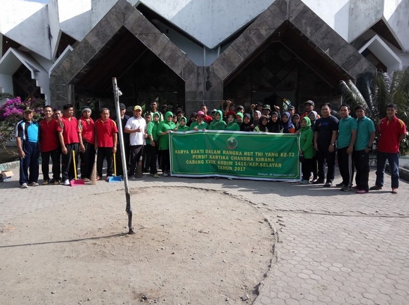 Aparat TNI Kodim 1415 Kep. Selayar Dedikasikan Pengabdian Lewat Gerakan Bersih Kota