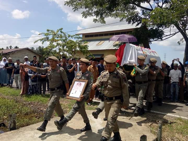 Bupati Inhil Pimpin Langsung Upacara Pemakaman Jenazah Camat Reteh