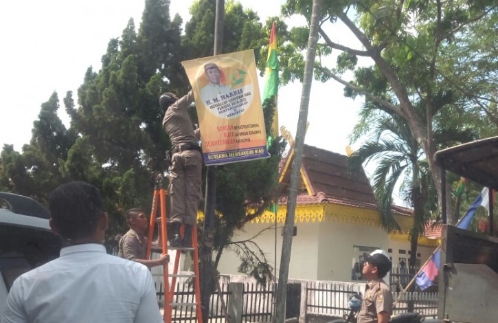 Satpol PP Bersihkan Spanduk dan Baliho Calon Gubernur Riau