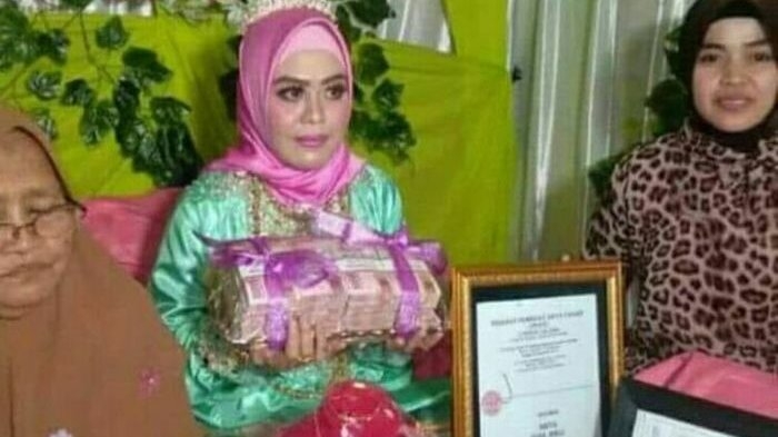Mahar Rp1 Miliar, Kakek 70 Tahun 'Sukses' Nikahi Gadis 30 Tahun Ini