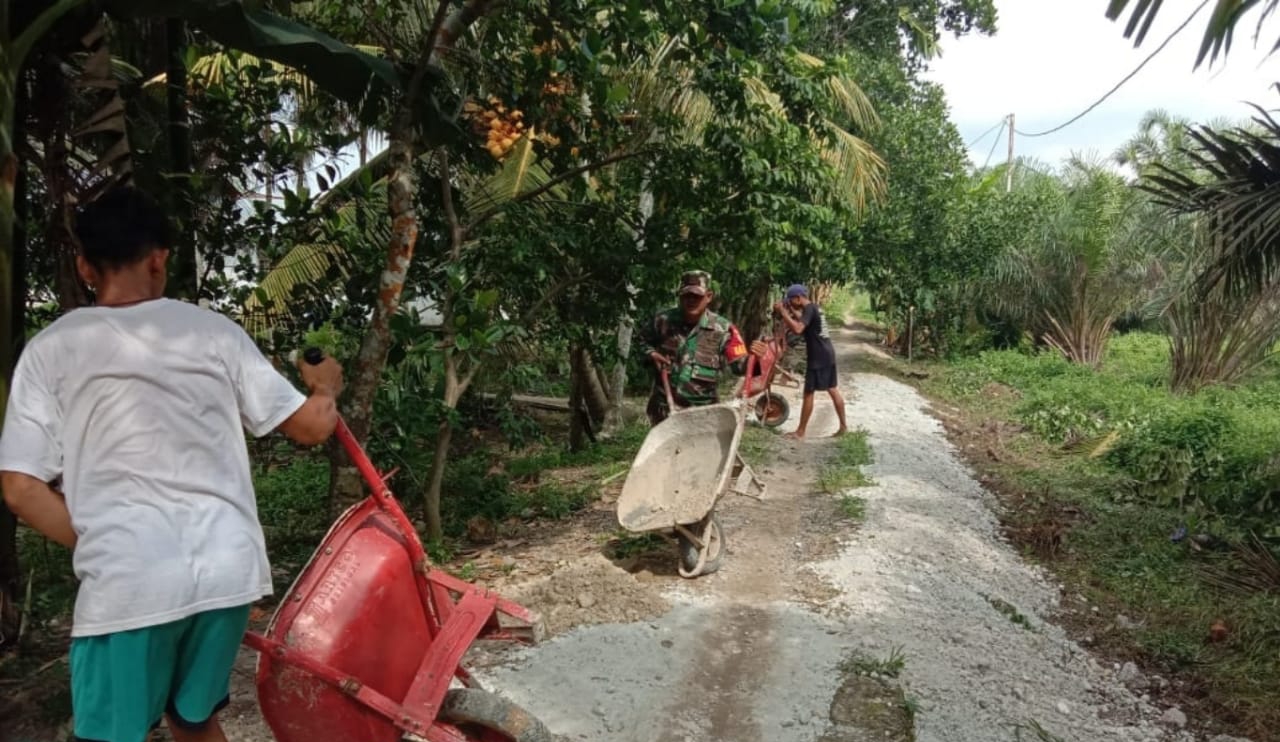 Babinsa Bersama Warga Bangun Jalan