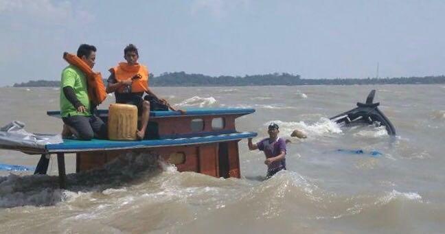 Dihantam Ombak, Kapal Muatan 70 Ton Kelapa Tujuan Sungai Guntung Tenggelam