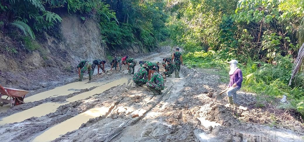 Respon Cepat Satgas Kodim 0204/DS Atasi Kubangan Lumpur di Jalan TMMD