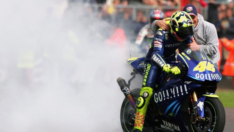 Ciuman Pertama Rossi untuk Yamaha YZR-M1