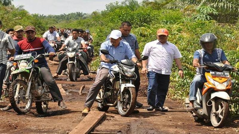 Rombongan Bupati Bengkalis Lewati Jalan Tanah yang Belum Dibeton