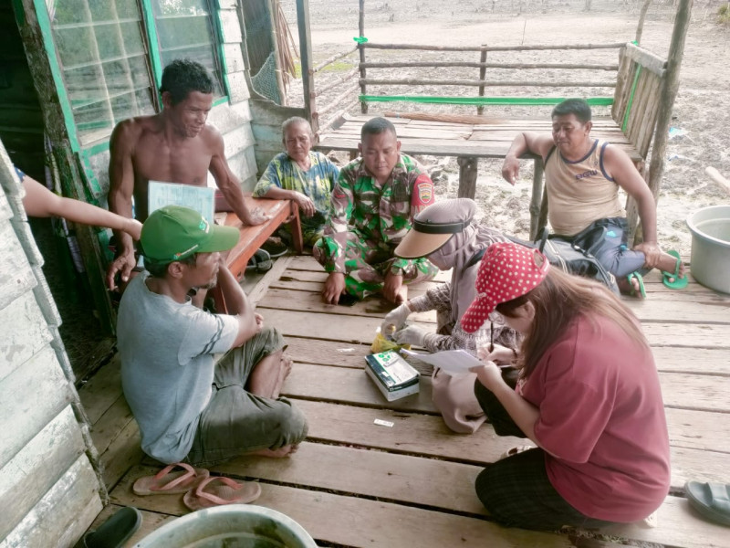 Babinsa Koramil 06/Kateman Dampingi Nakes Antisipasi Malaria di Kuala Selat