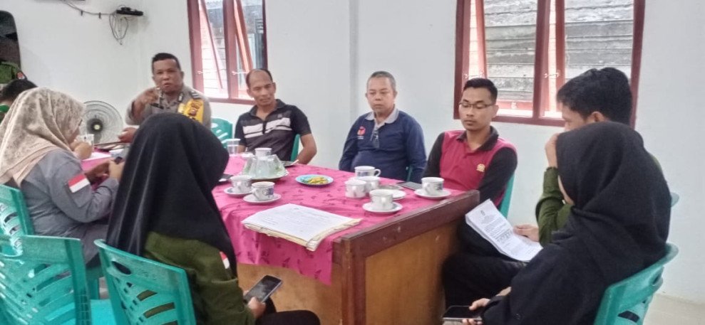 Bhabinkamtibmas Aipda Ronal Sambangi Perangkat Desa Sungai Lokan