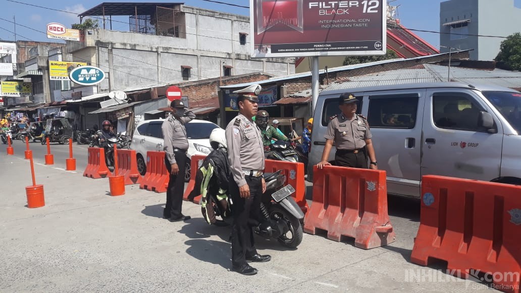 Atasi Kemacetan Arus Lalu lintas, Polsek Batang Kuis Pasang Pembatas Jalan