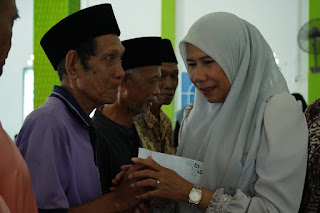 Wabup Inhil Yuliantini Serahkan Bantuan Kepada Kaum Dhuafa
