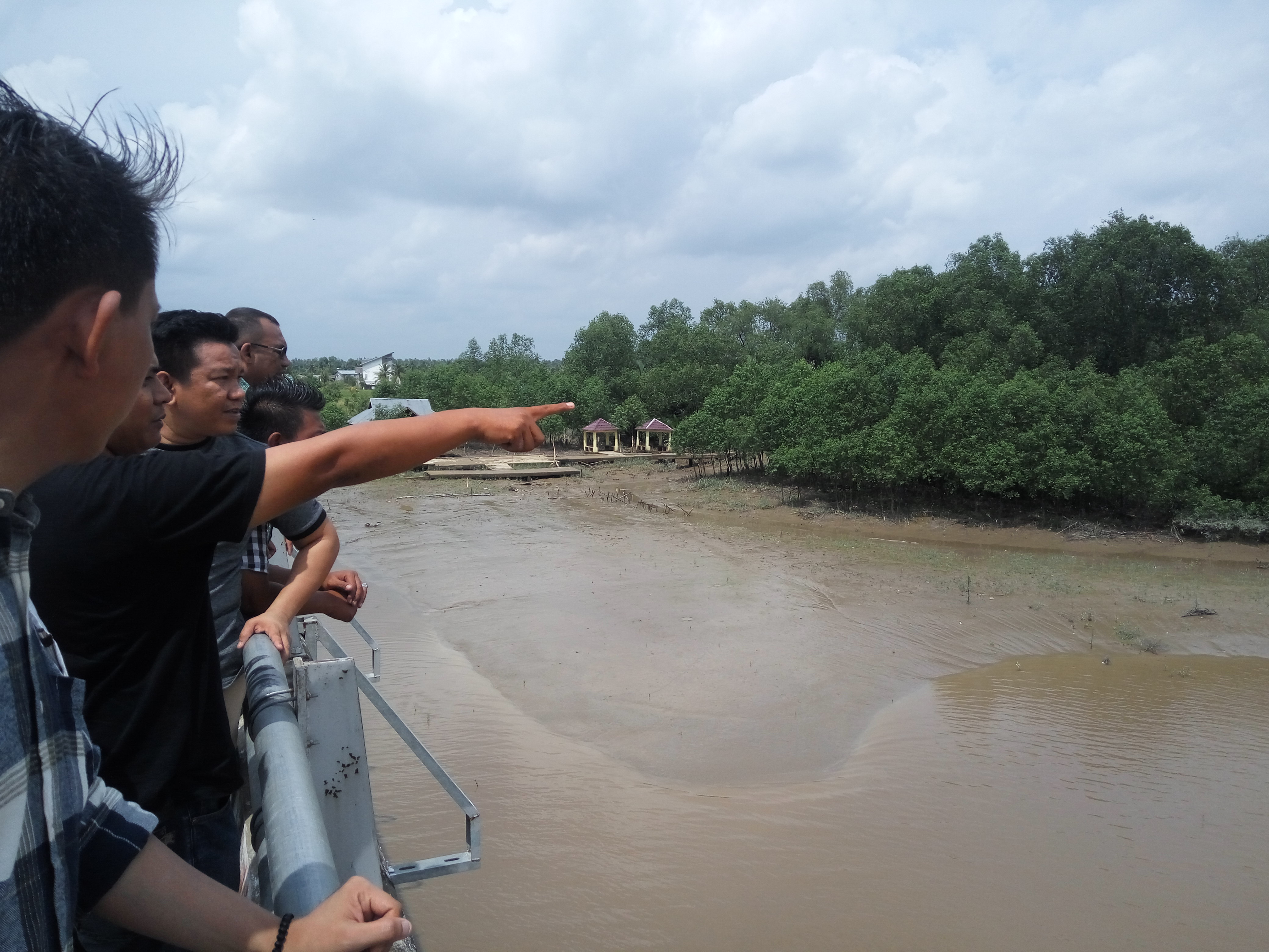 HIPMI Tinjau Lokasi yang Akan Dibangun Wisata Kuliner Pantai di Inhil