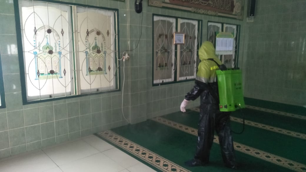 Antisipasi Covid-19, PKB Inhil Semprot Disinfektan di Beberapa Rumah Ibadah