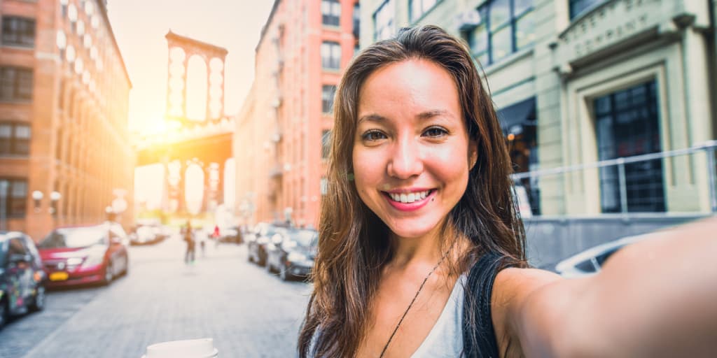 Ini Alasannya Kenapa Cewek Suka Selfie Di Dalam Mobil