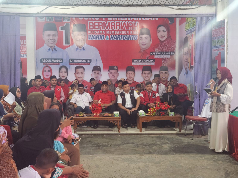 Relawan Emak-Emak Garis Keras Ujung Batu Histeris Sambut Kehadiran Cagubri Abdul Wahid